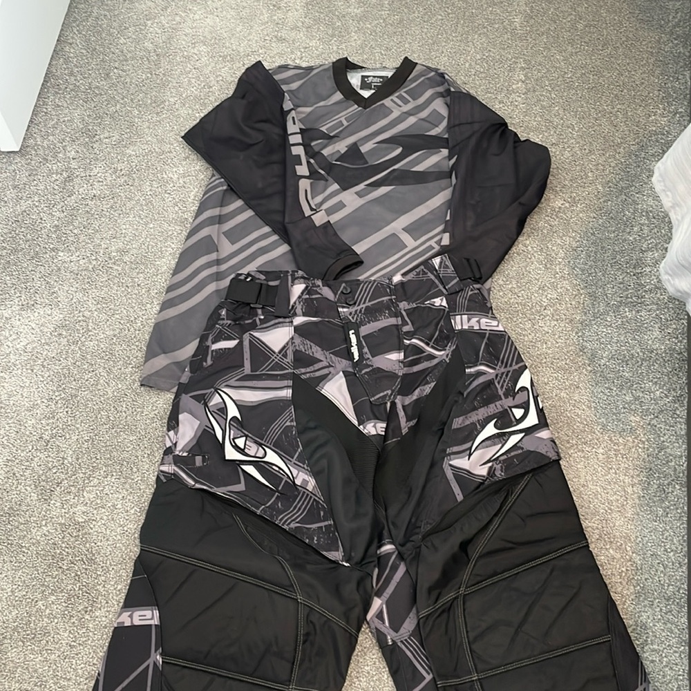Men’s Large Valken paint ball suit. Gently used.